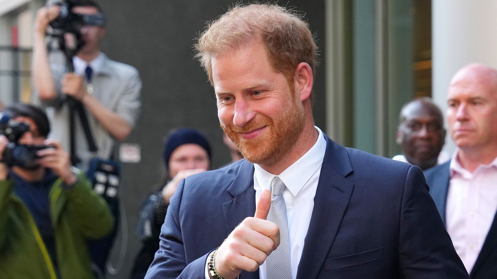 Prinz Harry Sympathisch Und Gut Gelaunt Ohne Meghan Ist Er Endlich