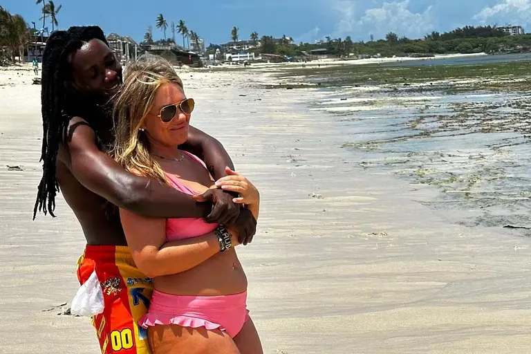 "Amore unter Palmen": Claudia und Rolence umarmen sich
