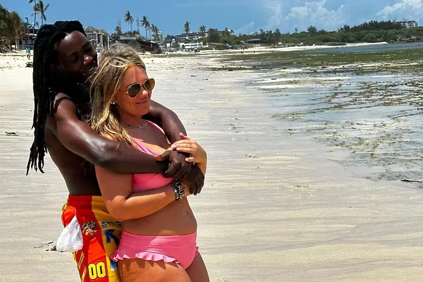 "Amore unter Palmen": Claudia und Rolence umarmen sich