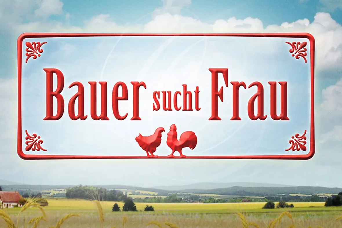 Das Logo der Sendung "Bauer sucht Frau". Der Titel ist von einem roten, verziertem Rechteck umrahmt, mittig sind ein Hahn und ein Huhn zu sehen.