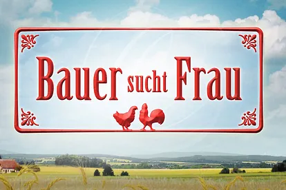 Das Logo der Sendung "Bauer sucht Frau". Der Titel ist von einem roten, verziertem Rechteck umrahmt, mittig sind ein Hahn und ein Huhn zu sehen.