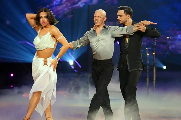 Die verbliebenen "Let's Dance"-Kandidaten der 18. Staffel geben in Show 10 bei den Triotänzen alles!
