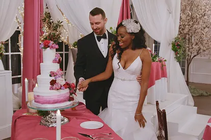 "Love is Blind"-Paar Lauren und Cameron Hamilton schneidet ihre Hochzeitstorte an.