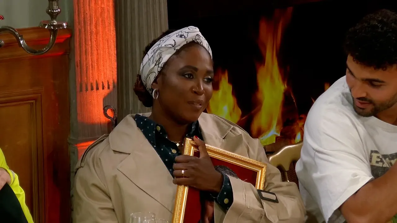 Motsi Mabuse mit ernstem Blick im Trenchcoat während der Staffel Die Verräter. - Foto: RTL