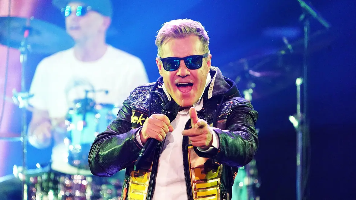 Dieter Bohlen singt in die Kamera. Dieter Bohlen singt in die Kamera.