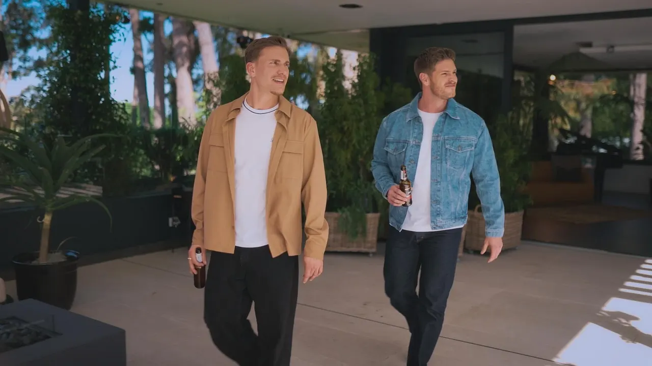 06CC3 (2) Martin und Felix lächelnd in ihrer Villa mit Bier in der Hand. Doch sind die beiden überhaupt Bros? - Foto: RTL