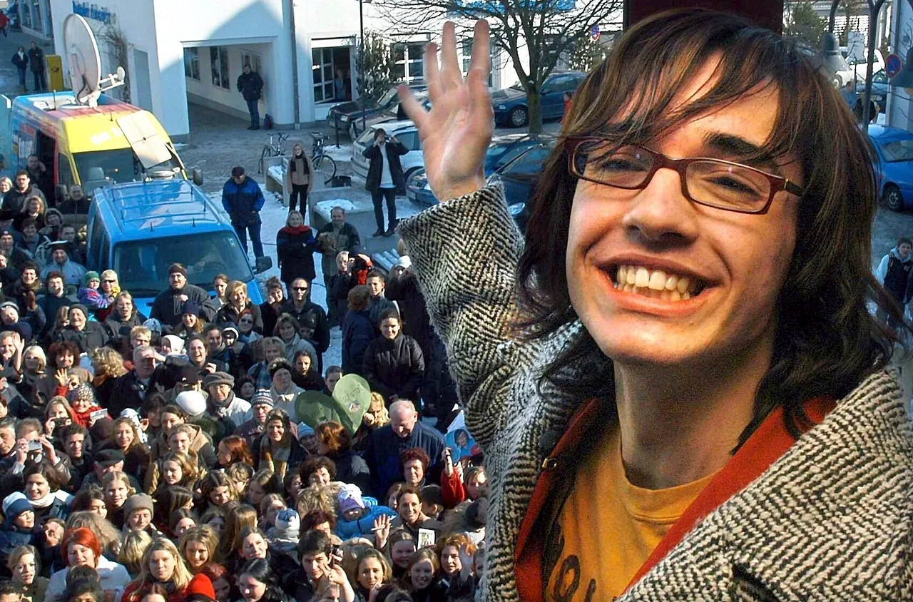Daniel Küblböck steht lächelnd vor einer Gruppe seiner Fans - Foto: BR/Gebrüder Beetz Filmproduktion/Armin Weigel