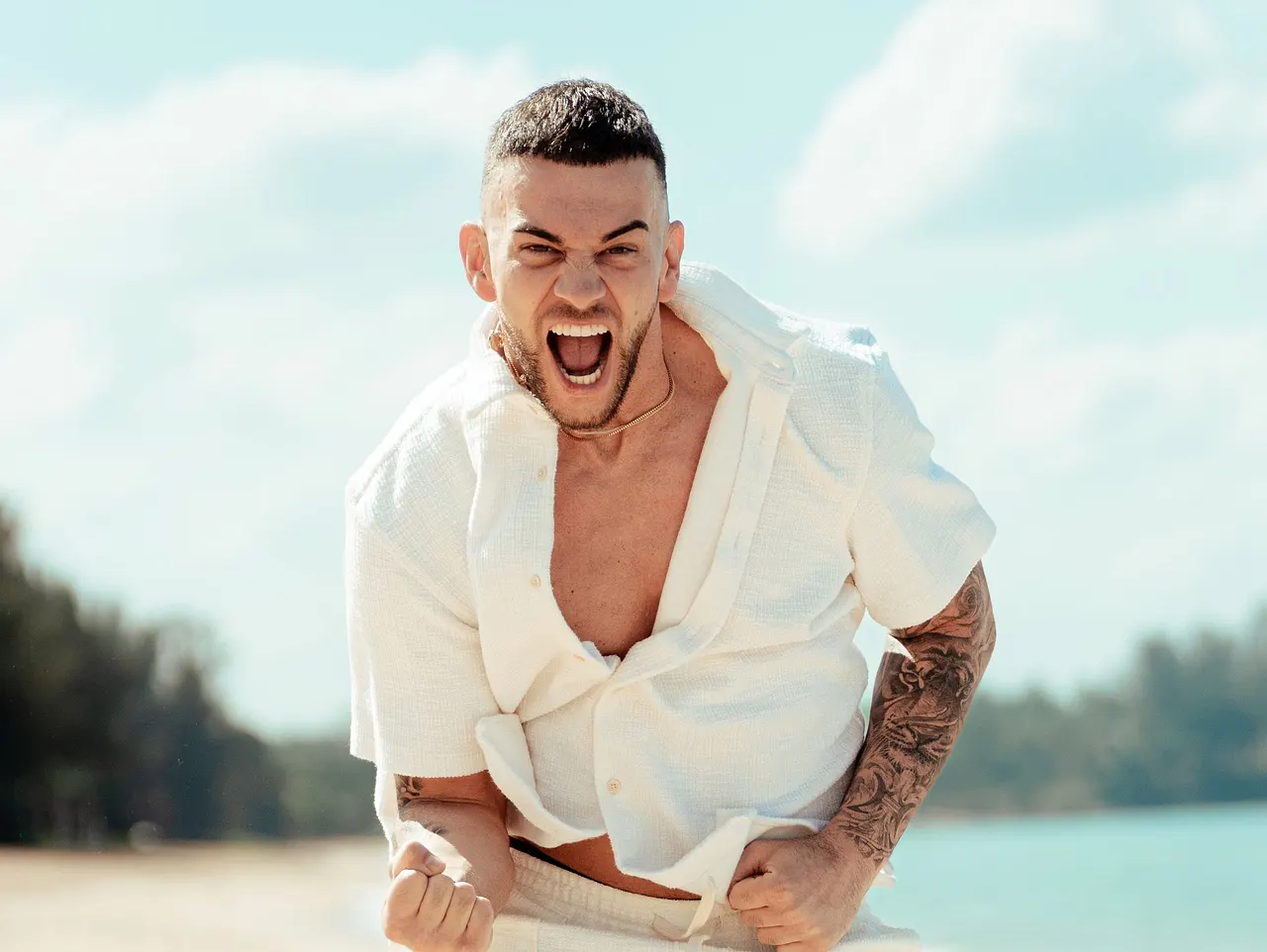 Serkan Yavuz posiert in einer triumphierenden Pose am Strand - Foto: RTLZWEI Luis Zeno Kuhn