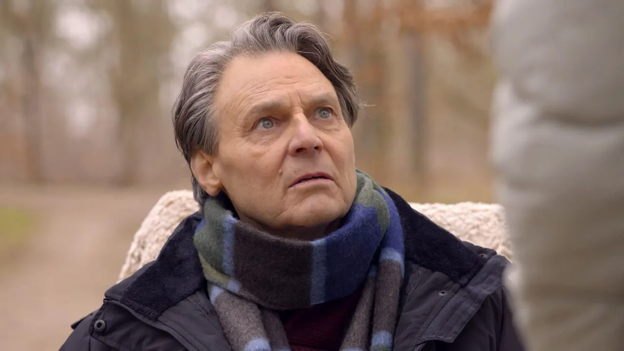 Gerner ist fassungslos, dass sich Yvonne von ihm trennt. Gerner blickt Yvonne fassungslos an. - Foto: RTL