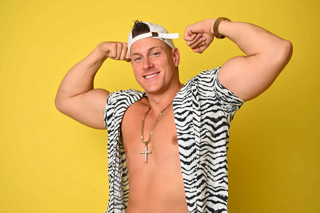11094029_19984079 Calvin Kleinen posiert lächelnd und oberkörperfrei im Zebra-Hemd und präsentiert seinen Bizeps - Foto: Joyn/Willi Weber