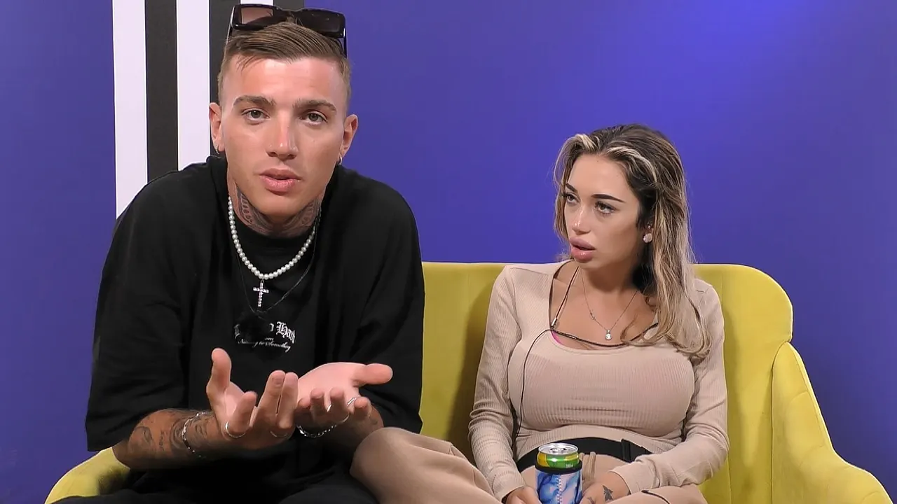 11530596_20778222 Giuliano und Ariel sitzen bei dem Format Love Fool, gemeinsam auf einer gelben Couch und scheinen eine hitzige Diskussion zu führen - Foto: RTL