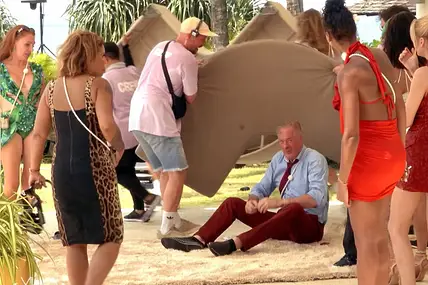 Ronald Schill sitzt auf dem Boden, während das Team von "Villa der Versuchung" die Luxus-Möbel wegräumt. Schon in Folge 3 könnte er auch von seinen Mitspielern vor die Tür gesetzt werden. 