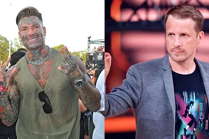 Nikola mit einem lächeln im Gesicht bei einem Event. Oliver Pocher hebt die Hand mit einem ernsten Gesichtsausdruck.
