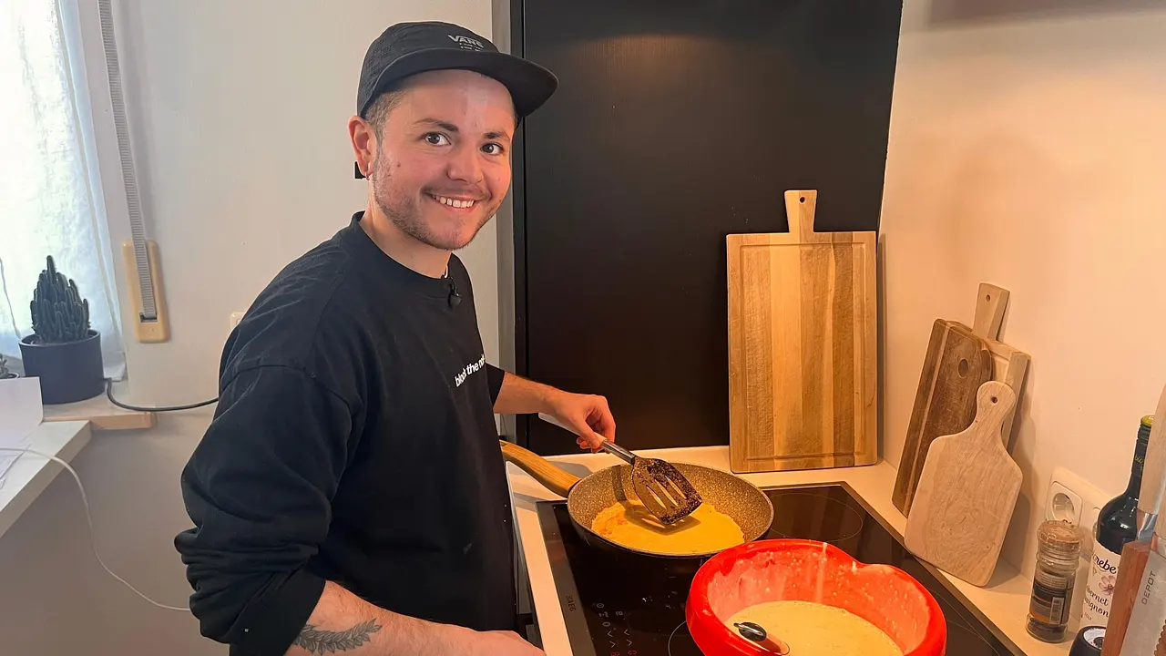 Nur Robin wagte es, milde Kritik zu üben. Influencer Robin steht lächelnd in seiner Küche. - Foto: RTL / ITV Studios Germany