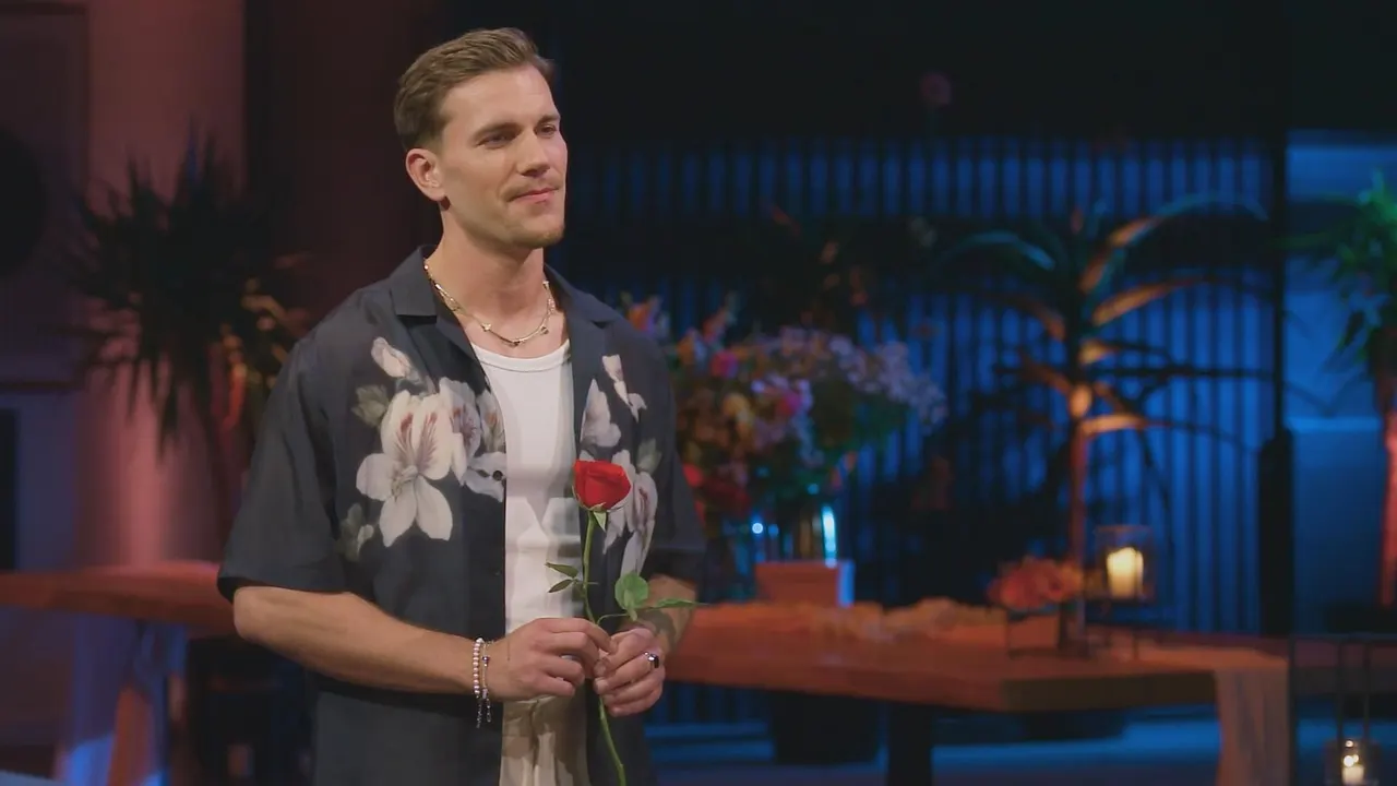 1E0BE (2) Bachelor Felix Stein mit Rose bei der Nacht der Rosen - Foto: RTL