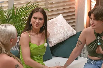 Die Kandidatinnen Lotti und Marlene sitzen mit der Princess Nessi auf dem Sofa und ergreifen ihre Chance, mit der begehrten Single-Lady zu sprechen.