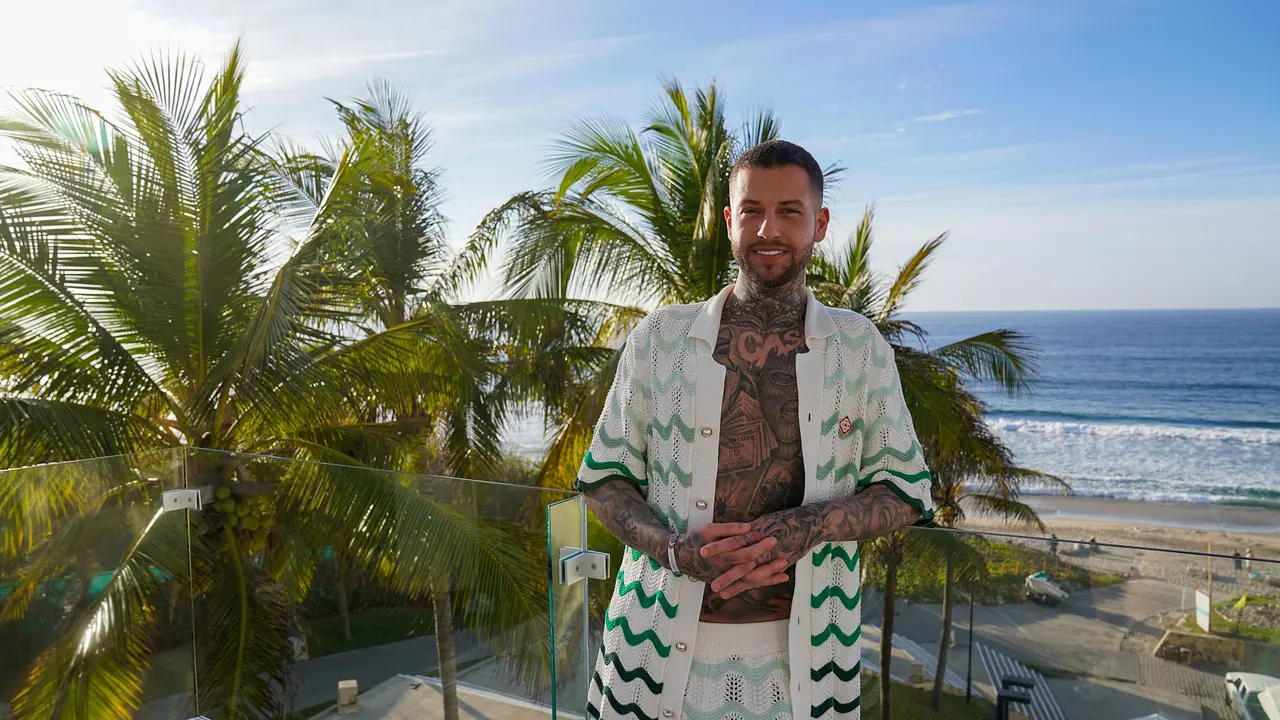 2C33F (1) Marc-Robin posiert oberkörperfrei für Ex on the Beach - Foto: RTL / Friederike Jacobitz