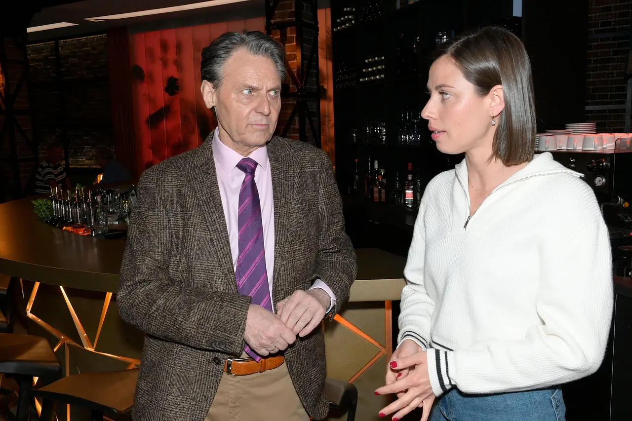 Jo Gerner (Wolfgang Bahro) und Matilda (Anna-Katharina Fecher) in "GZSZ". Jo Gerner und Matilda stehen vor einem Bartresen nebeneinander und sehen sich an. - Foto: RTL / Rolf Baumgartner