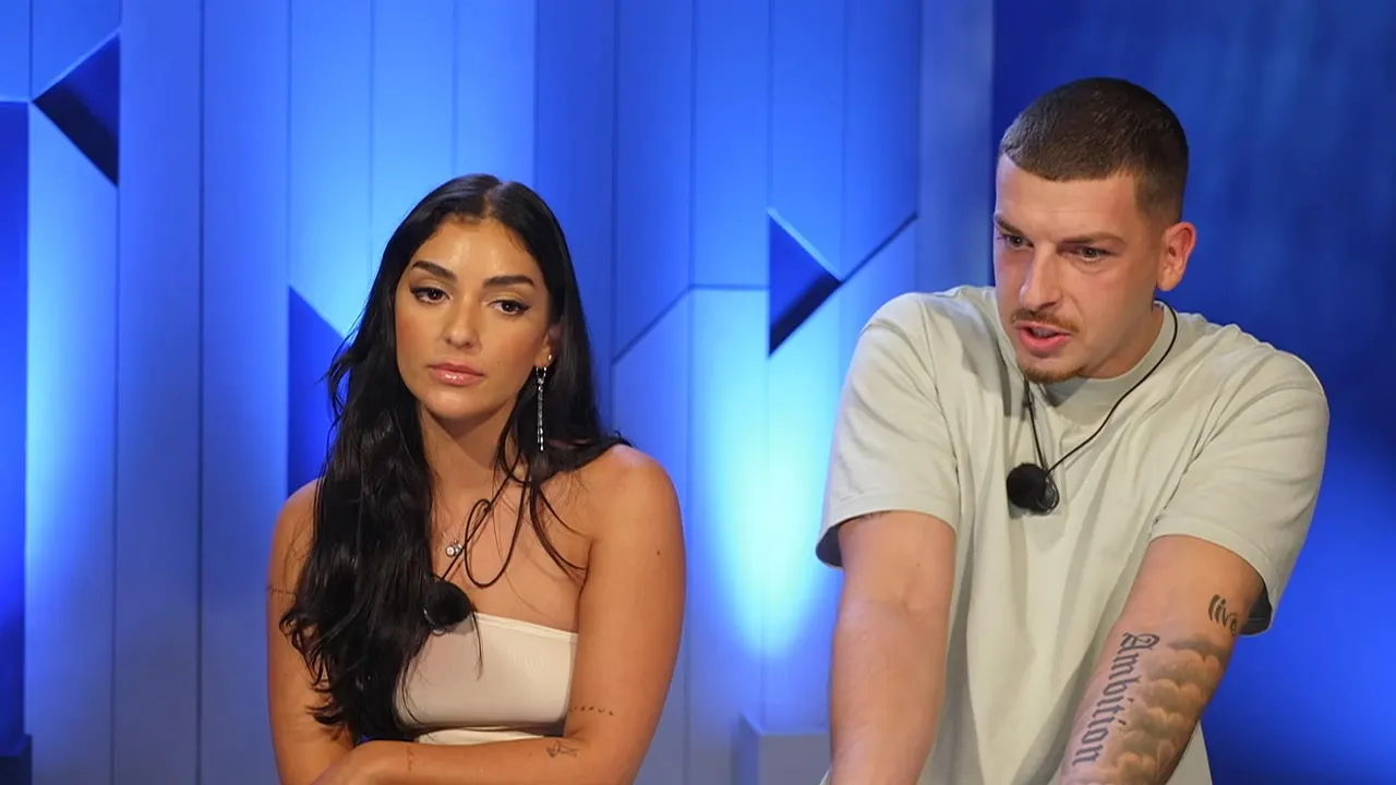 31833 (1) Jennifer Iglesias guckt genervt zur Seite. Neben ihr sitzt Nico Müller, der gedankenverloren ins Leere starrt. - Foto: RTL