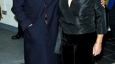 Da war alles noch gut: Robbie Williams und Mama Jan auf einer Veranstaltung 2001. Nach einer großen Herzoperation liegt die 67-Jährige im Krankenhaus - Foto: GETTY IMAGES