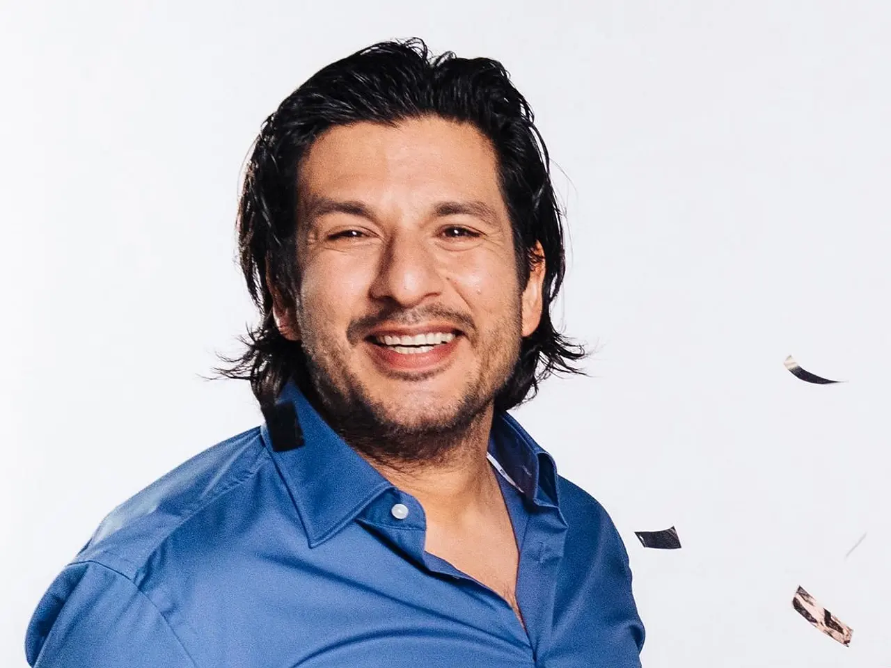 32CA4 (2) Francisco Medina mit blauem Hemd lacht in die Kamera. - Foto: RTL/Julia Feldhagen