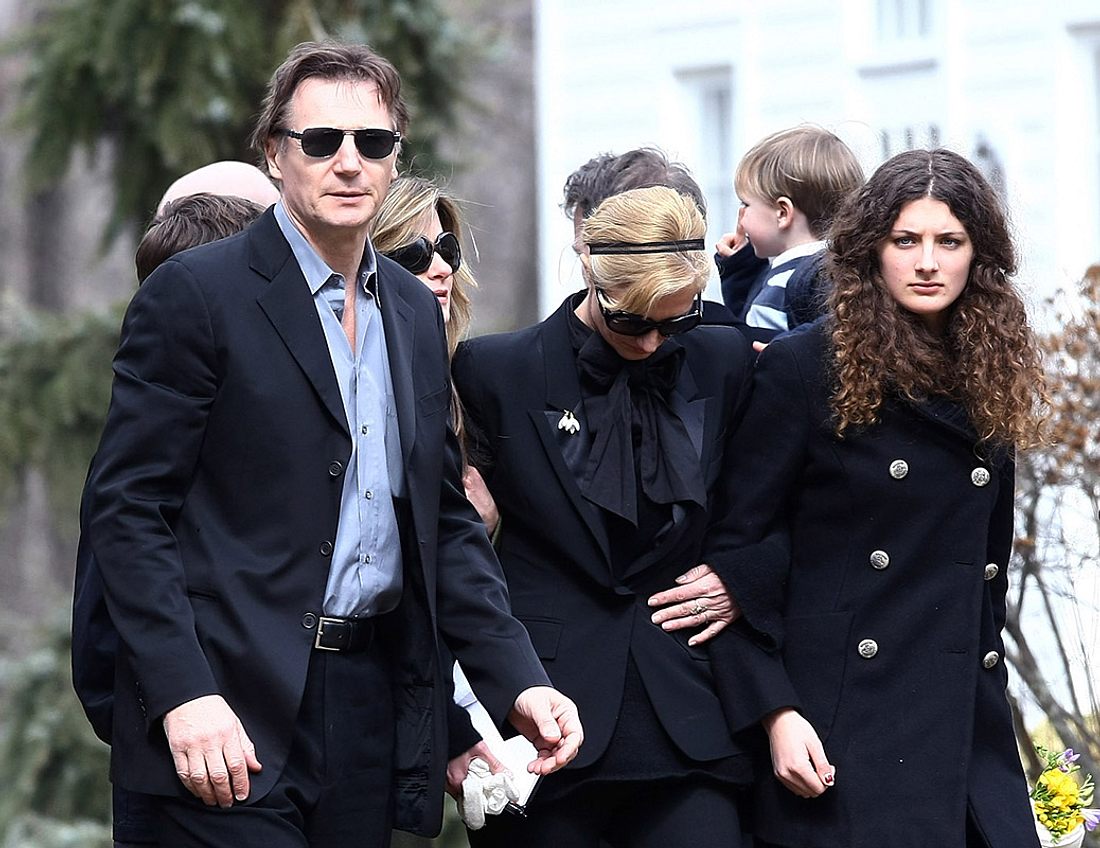 Zusammen mit Angehörigen, engen Freunden und befreundeten Kollegen trauerte Liam Neeson um seine Frau Natasha Richardson