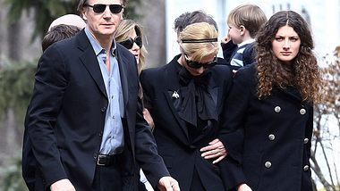 Zusammen mit Angehörigen, engen Freunden und befreundeten Kollegen trauerte Liam Neeson um seine Frau Natasha Richardson - Foto: GETTY IMAGES