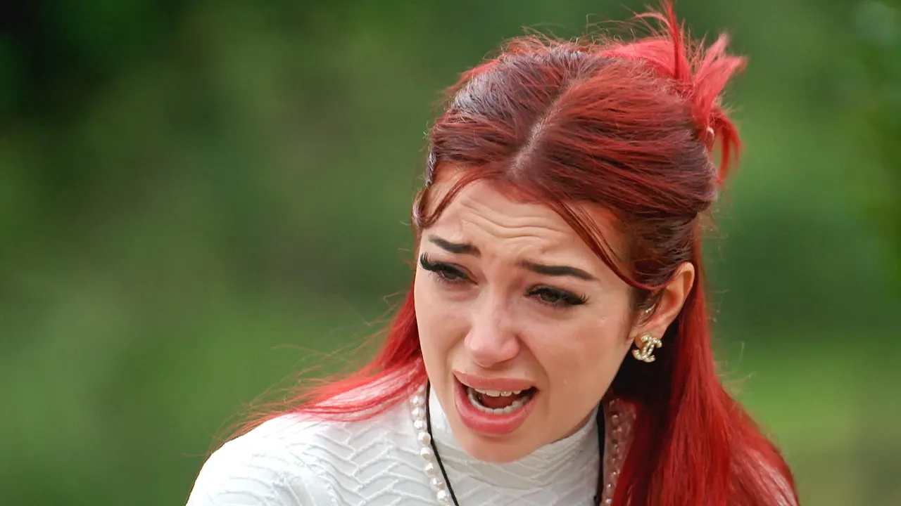 37E62 (1) Ariel mit verweinten Augen und weit aufgerissenem Mund. - Foto: RTL