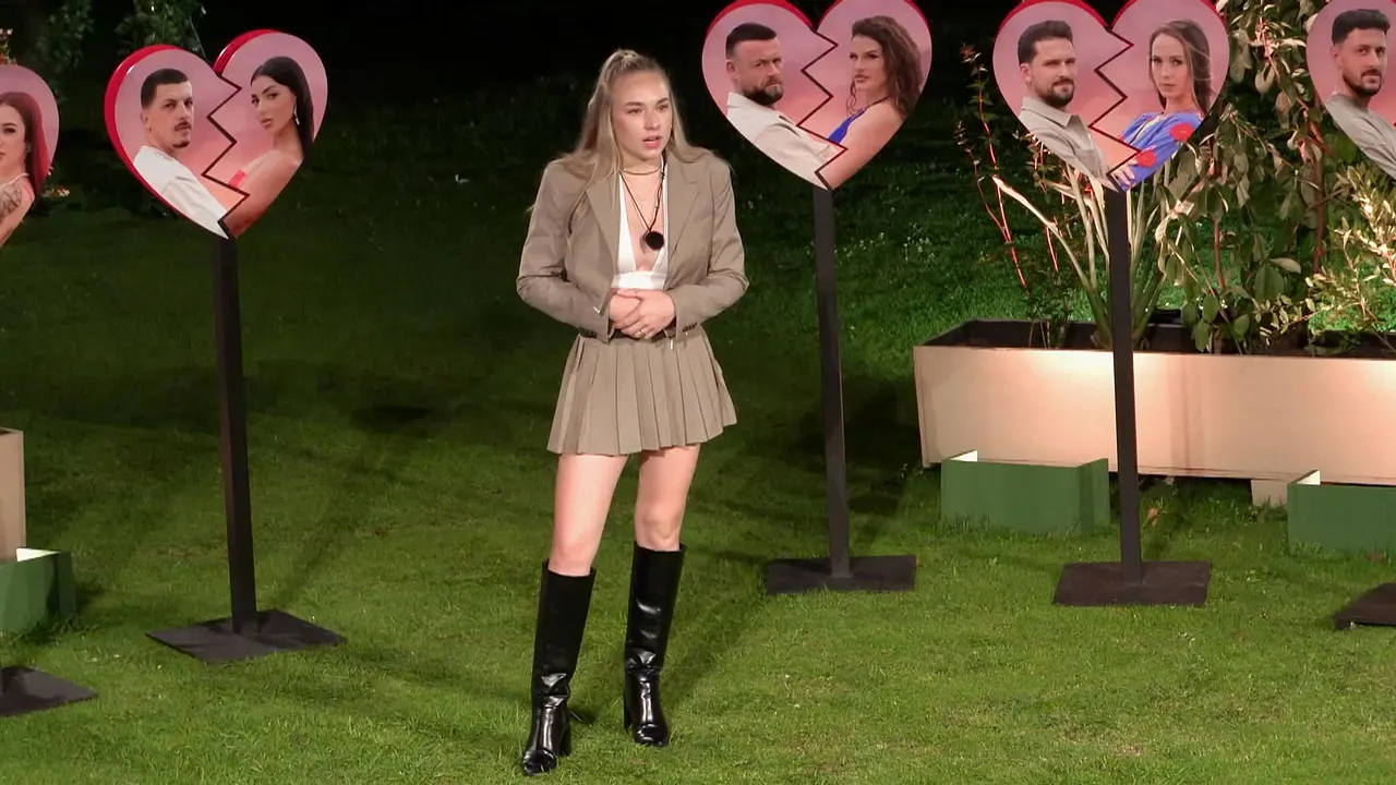 Laura Peuker steht bei der zweiten Nominierung von Prominent getrennt vorne und verkündet ihre Entscheidung - Foto: RTL
