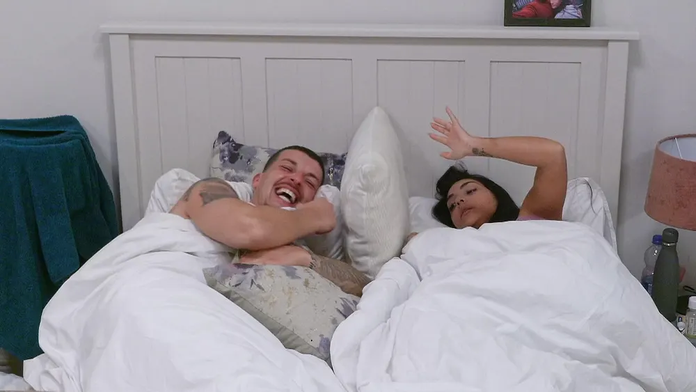 Nico Müller und Jennifer Iglesias liegen bei "Prominent getrennt" gemeinsam im Bett, ihre Bereiche durch ein Kissen aufgeteilt. Nico Müller und Jennifer Iglesias liegen bei "Prominent getrennt" gemeinsam im Bett, ihre Bereiche durch ein Kissen aufgeteilt.
