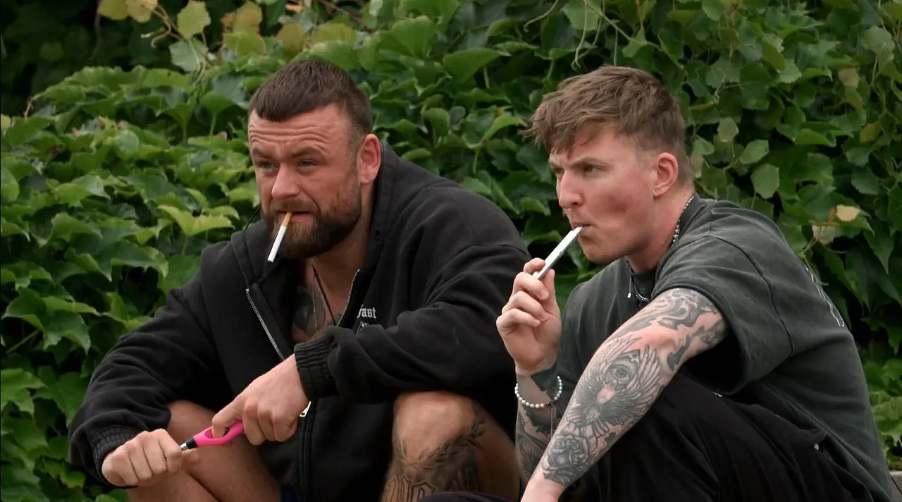 5B96B Felix und Jonny rauchen bei Prominent getrennt jeweils eine Zigarette - Foto: RTL