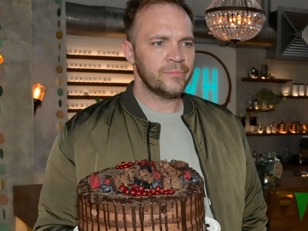 63C43 (5) Erik mit Kuchen in der Hand, neben ihm steht Nina und schaut ihn kritisch an.