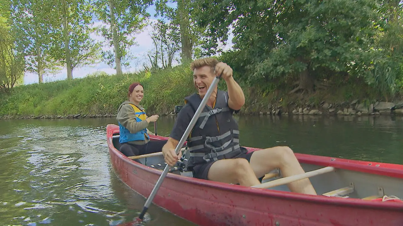 Laura und Friedrich glücklich beim Kanufahren. - Foto: RTL Laura und Friedrich glücklich beim Kanufahren.