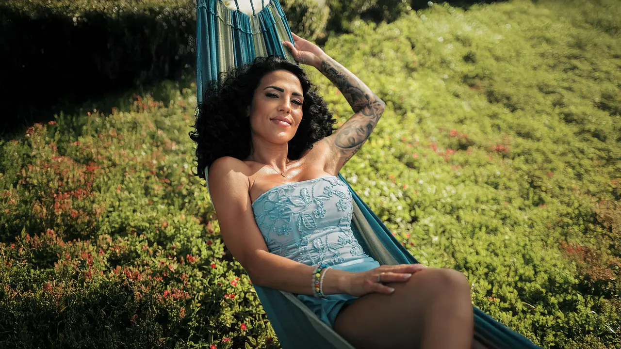 71E30 (2) Elena Miras in einem blauen Kleid in einer Hängematte auf einem Promofoto zu Make Love, Fake Love. - Foto: RTL