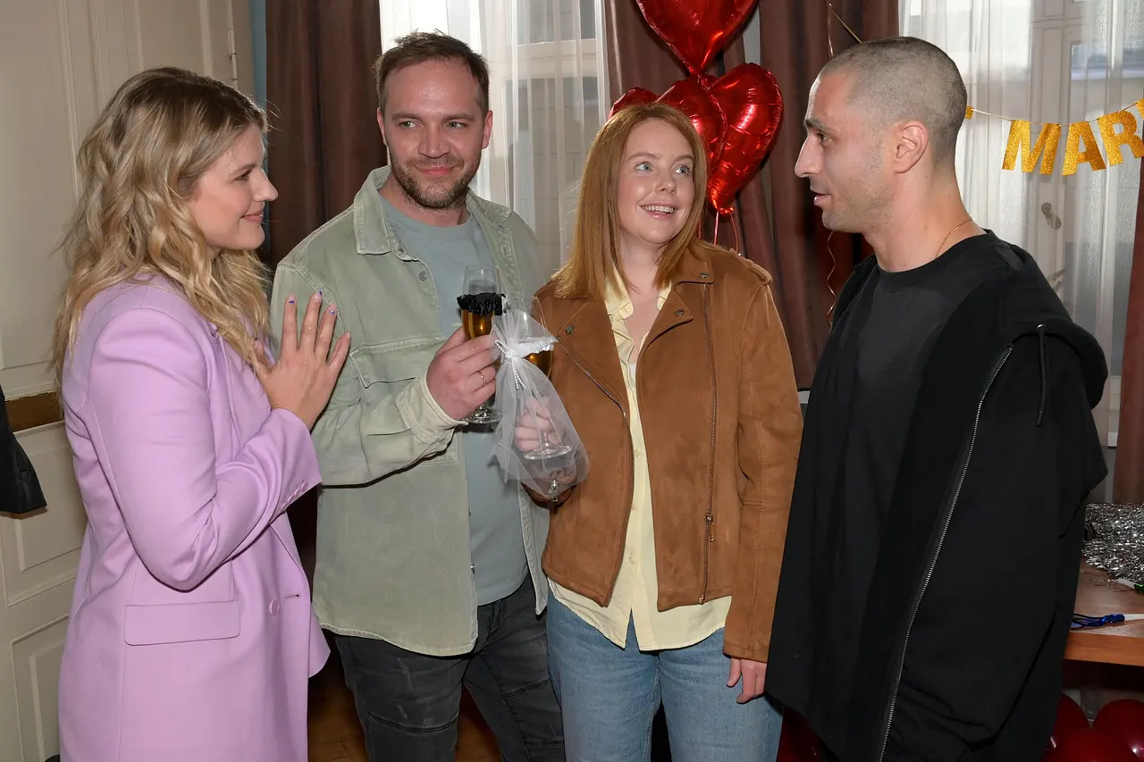 Alicia und Tobias freuen sich mit Erik und Toni. - Foto: RTL/ Rolf Baumgartner