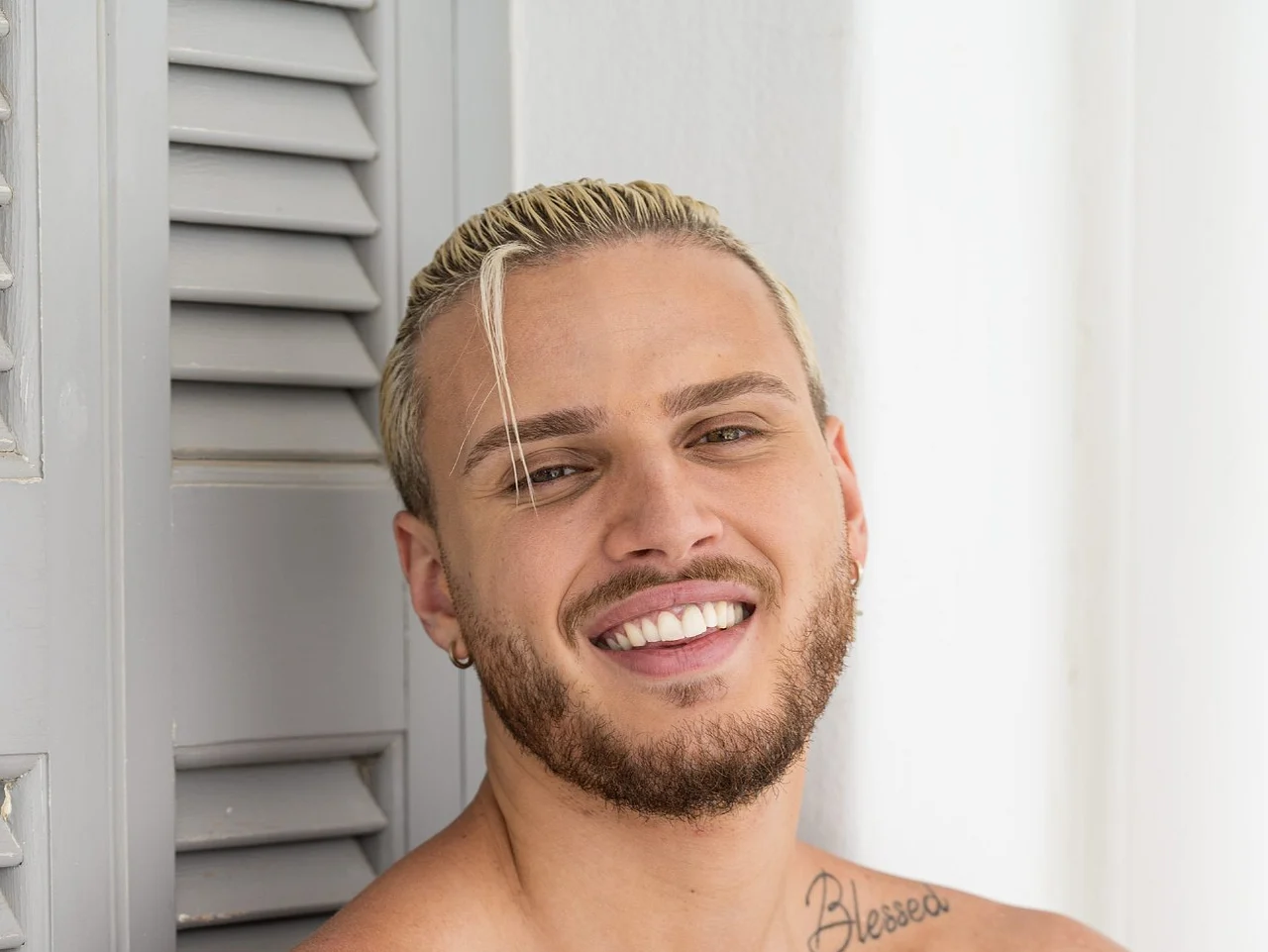 8528525_14647970 Danilo Sellaro posiert lächelnd und oberkörperfrei für die Kamera - Foto: TVNOW Highlights
