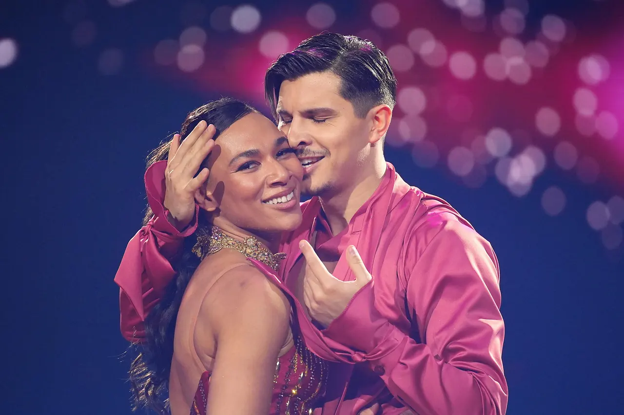 Ionel tröstet Marie Mouroum in "Let's Dance"-Show 10 Gute Miene zum bösen Spiel. Marie Mouroum muss in Lets Dance-Show 10 die Trauer um einen geliebten Menschen verstecken. - Foto: RTL / Stefan Gregorowius
