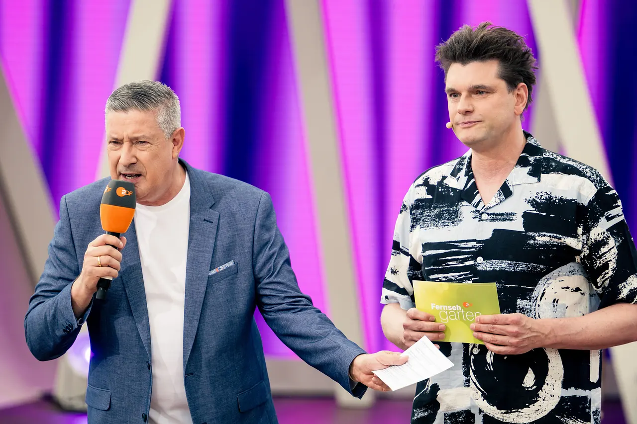 92913-6-6 Joachim Llambi und Lutz van der Horst moderieren den ZDF Fernsehgarten, Llambi spricht in sein Mikrofon. - Foto: ZDF/Maximilian von Lachner