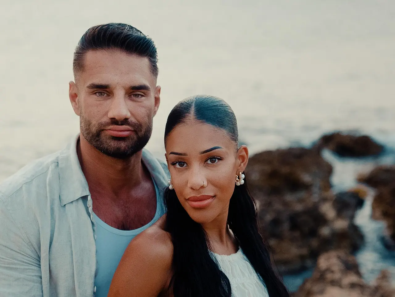96E37 Aleks und Vanessa posieren für die Kamera von Temptation Island - Foto: RTL / Dustin Leonhard Grieß