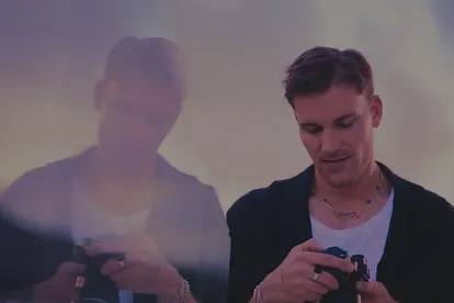 Bachelor Felix schaut auf seine Kamera