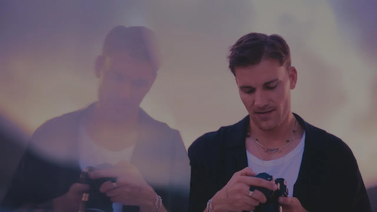 9F2FA (1) Bachelor Felix schaut auf seine Kamera - Foto: RTL
