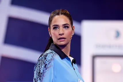 Amira Pocher guckt in die Ferne