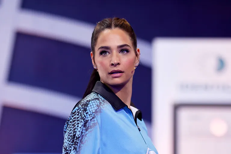 Amira Pocher guckt in die Ferne
