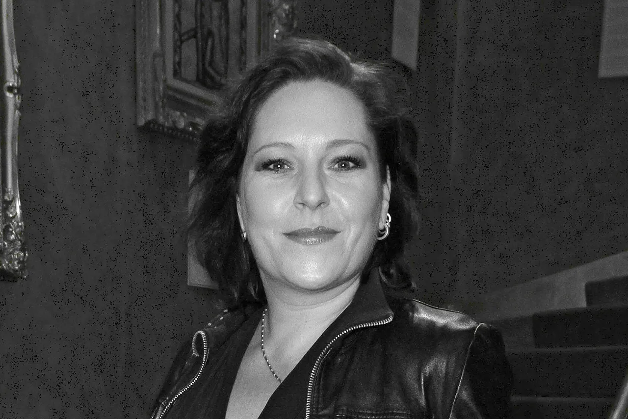 Ein Schwarz-Weiß-Bild von AnNa R.