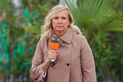 Andrea Kiewel moderiert den ZDF-Fernsehgarten mit einem Mikrofon in der Hand und sie schaut unzufrieden.