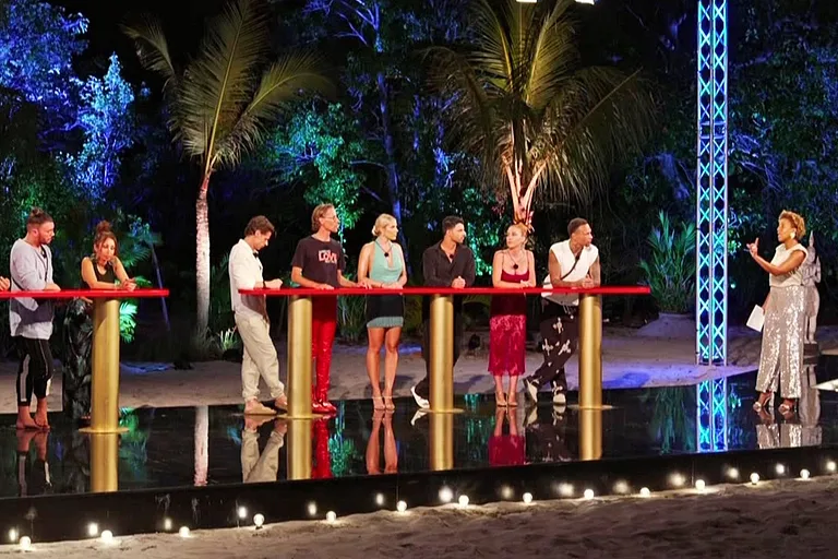 Die "Kampf der Realitystars"-Promis stehen am Pult der "Stunde der Wahrheit", während Arabella Kiesbauer diese moderiert.
