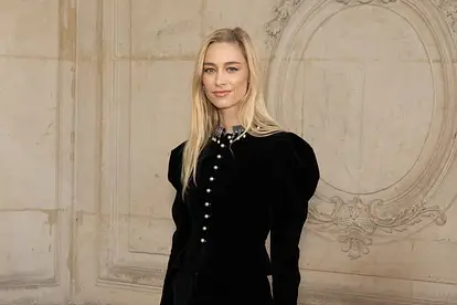 Beatrice Borromeo-Casiraghi bei einem Dior Event in einer Kombination aus schwarzer Bluse und Stoffhose. 