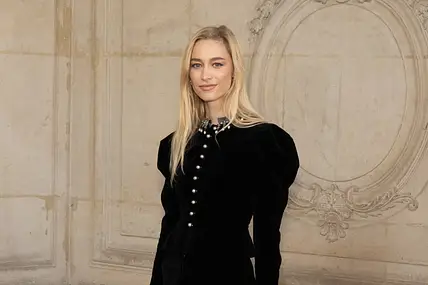 Beatrice Borromeo-Casiraghi bei einem Dior Event in einer Kombination aus schwarzer Bluse und Stoffhose. 
