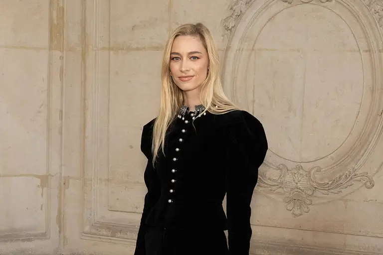 Beatrice Borromeo-Casiraghi bei einem Dior Event in einer Kombination aus schwarzer Bluse und Stoffhose. 