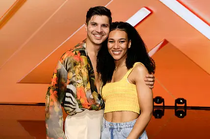 Alexandru Ionel hat Marie Mouroum im "Let's Dance"-Studio im Arm. 